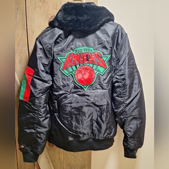 A Starter official NBA New York Knicks coat in a men's size large. NWOT. - Picture 10 of 10